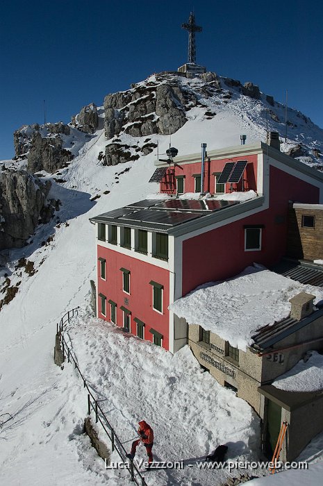 19-RIFUGIO AZZONI AL RESEGONE.jpg